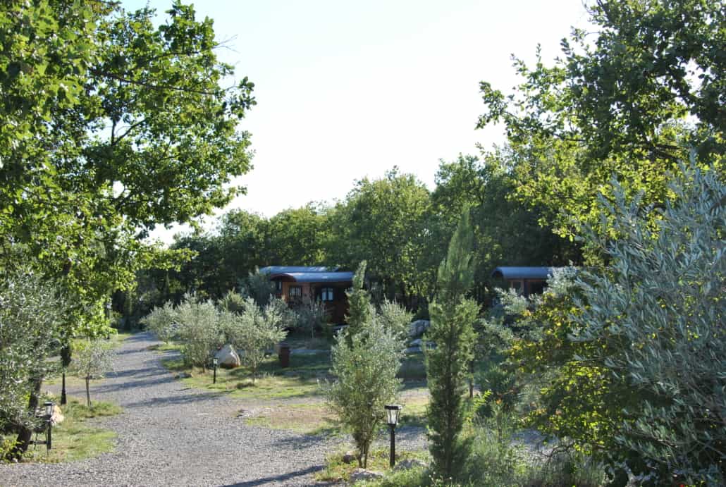 Environnement nature et boisé Les Roulottes et Cabanes de Saint Cerice