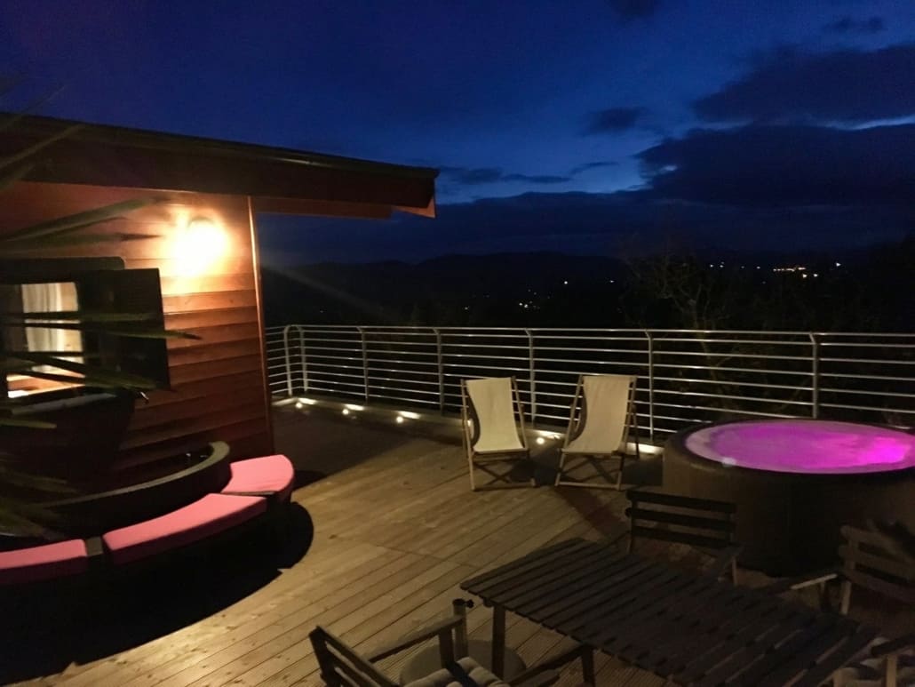 Terrasse Les Roulottes et Cabanes de Saint Cerice