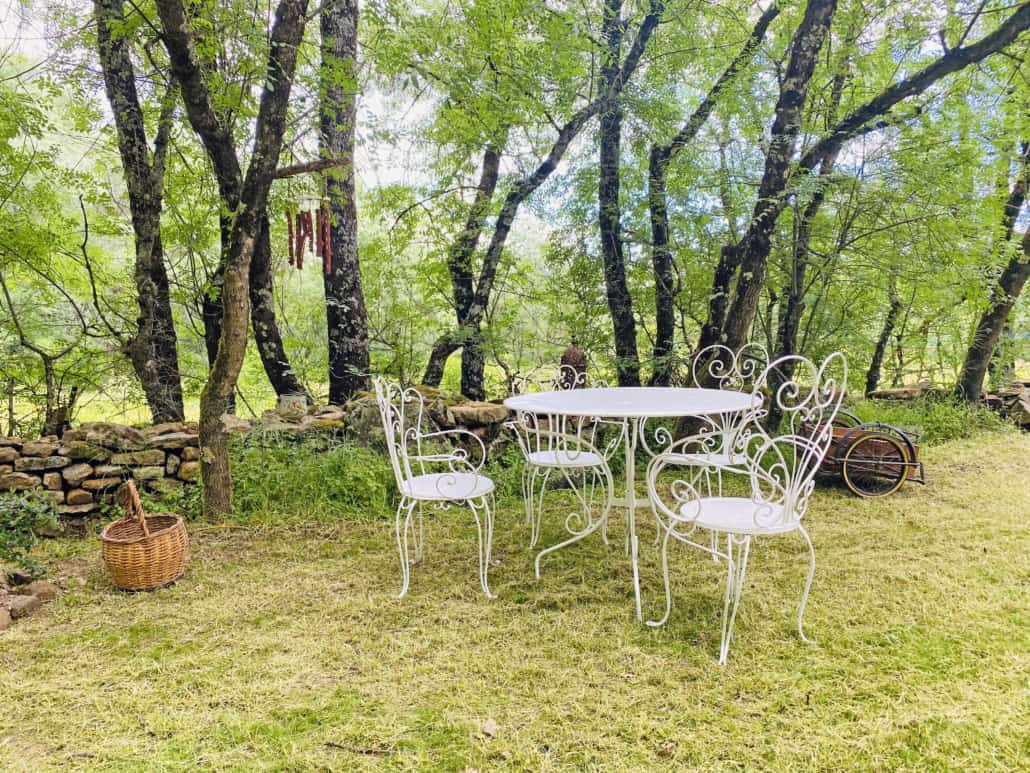 Tables et chaises exterieures à la Cabane de Gazel