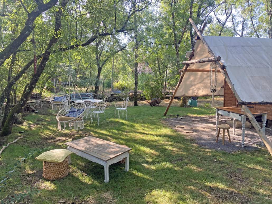 Fauteuils balançoires et cabane en bois