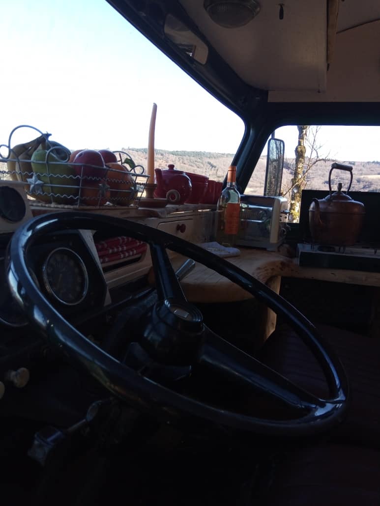 Intérieur campervan aménagé en Corrèze