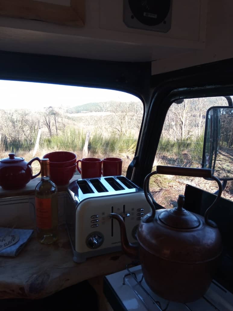 Coin cuisine du campervan aménagé en Corrèze