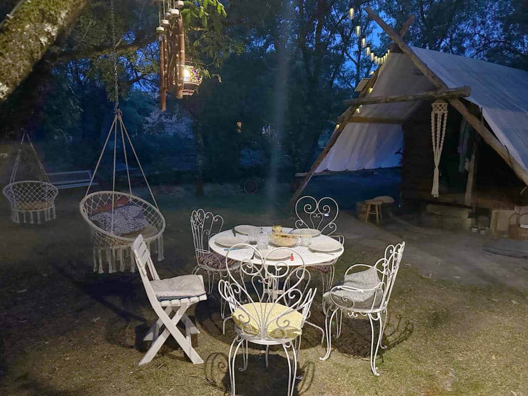 Coin repas extérieur et cabane en bois de nuit