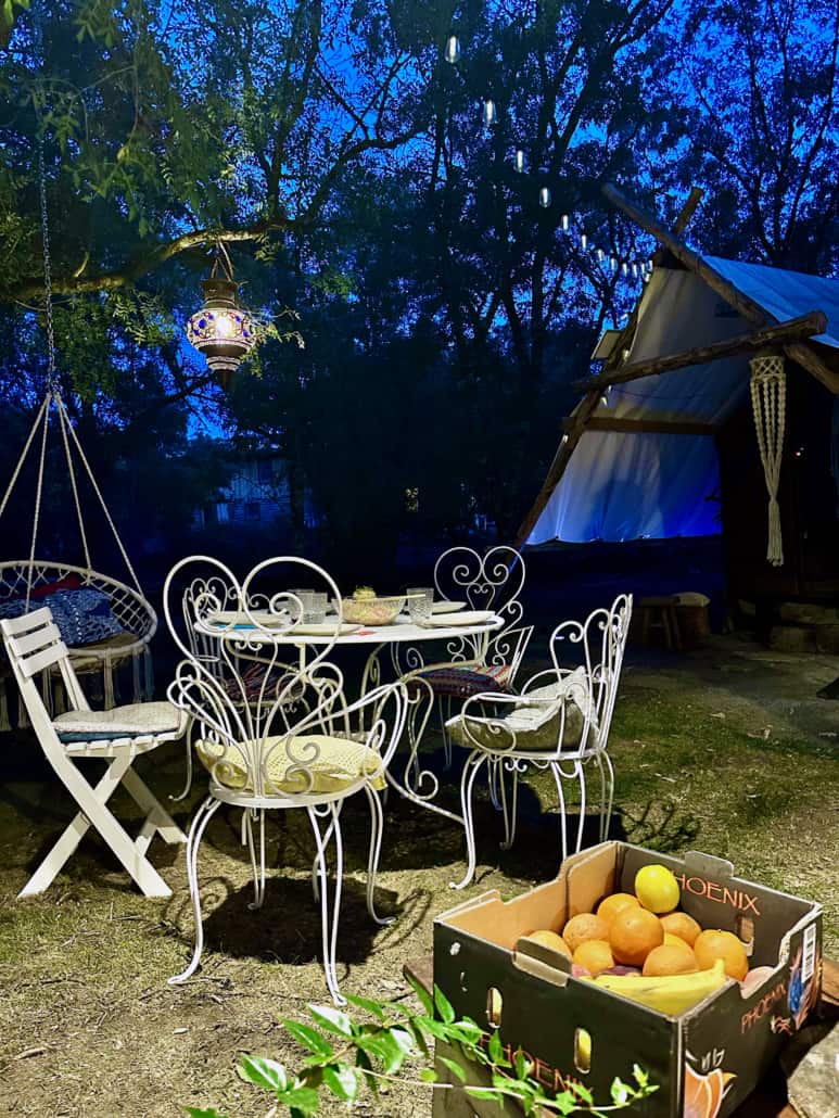 Coin repas extérieur et cabane en bois de nuit