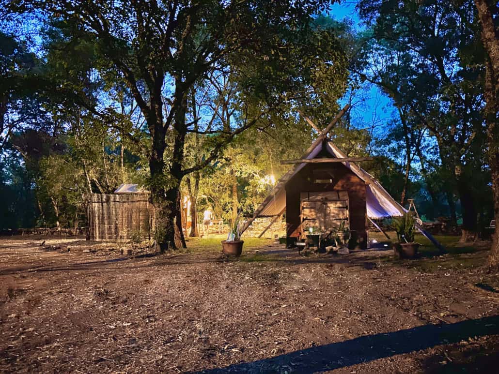 Cabane de trappeur en Ardèche de nuit