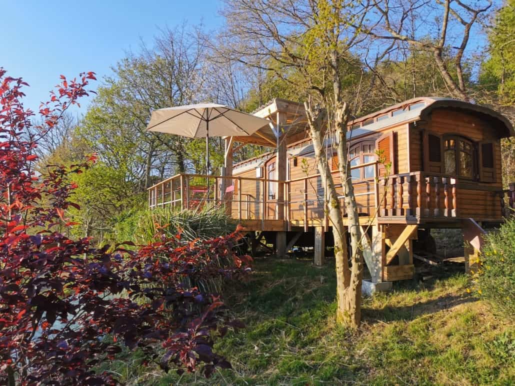 Vue extérieure roulotte Ecolodge Bien-Hetre Pyrénées-Atlantiques