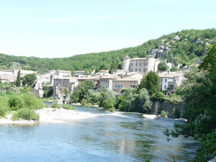 Le Village de Vogue Les Roulottes et Cabanes de Saint Cerice