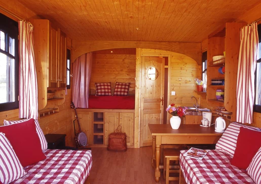 Intérieur Roulotte Les Roulottes et Cabanes de Saint Cerice