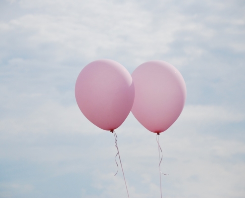 2 ballons roses dans le ciel