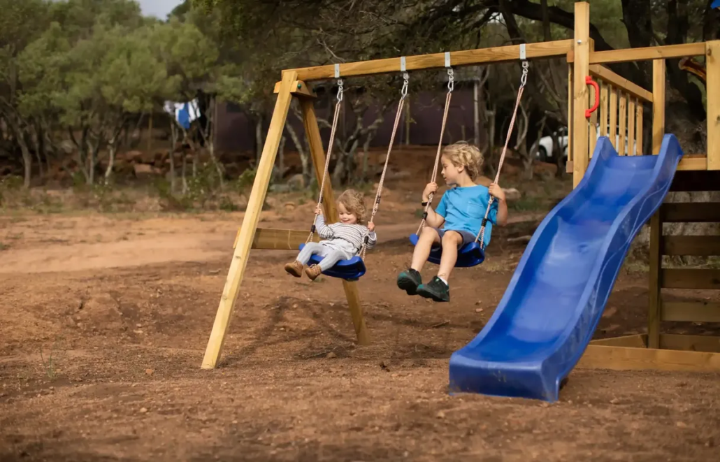 enfants balancoire Figari