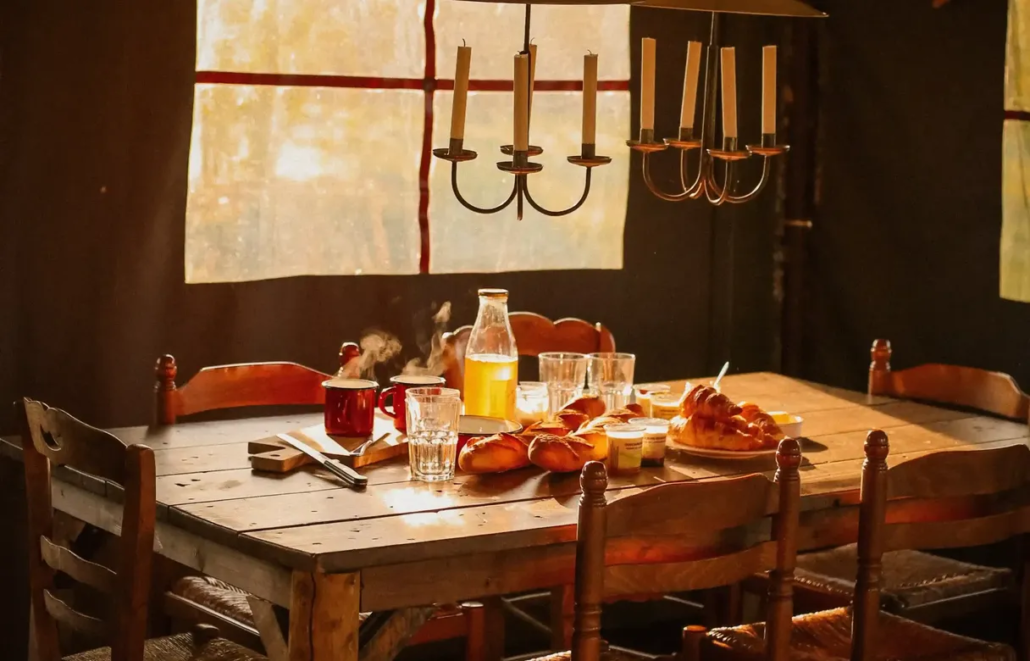 Salle à manger ecolodge Ferme de Fontenille