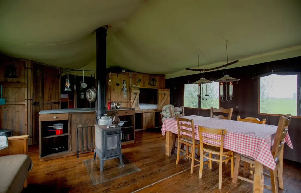 Salle à manger ecolodge ferme de fontenille