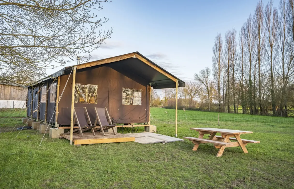 tente Lodge avec table extérieure en bois