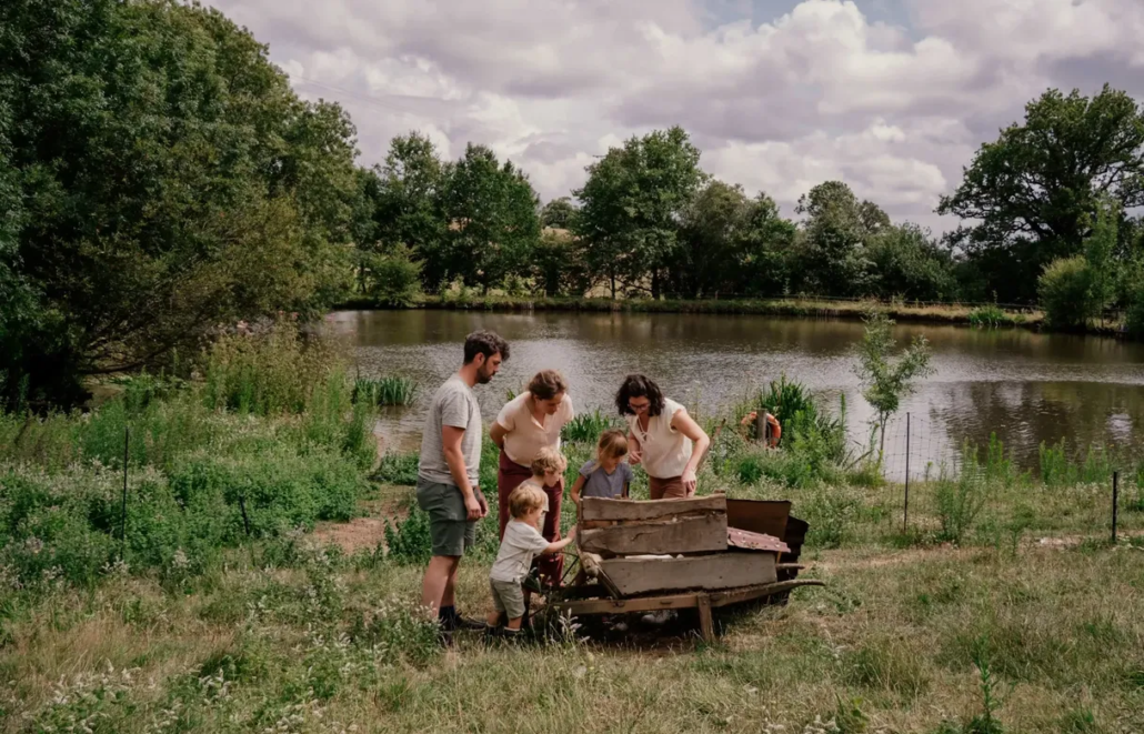 Famille devant étang