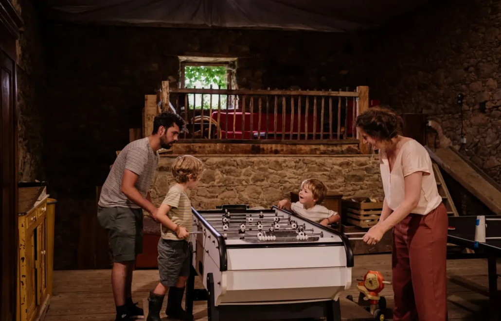 Famille jouant au babyfoot