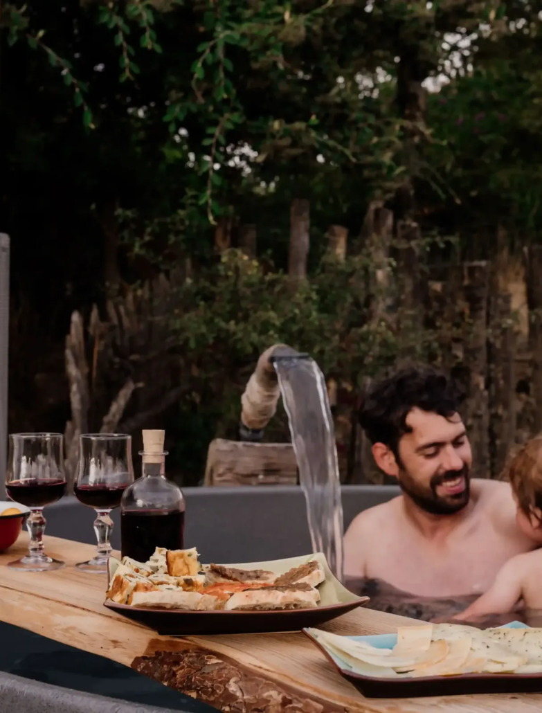 Père et enfant dans bain nordique