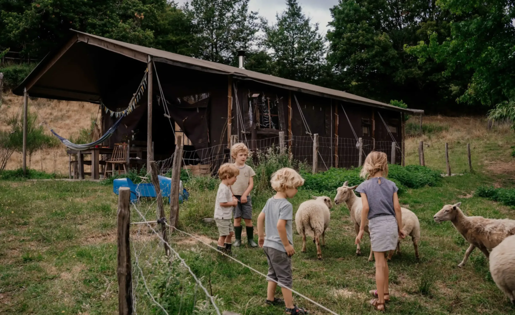Enfant avec moutons La flocellière