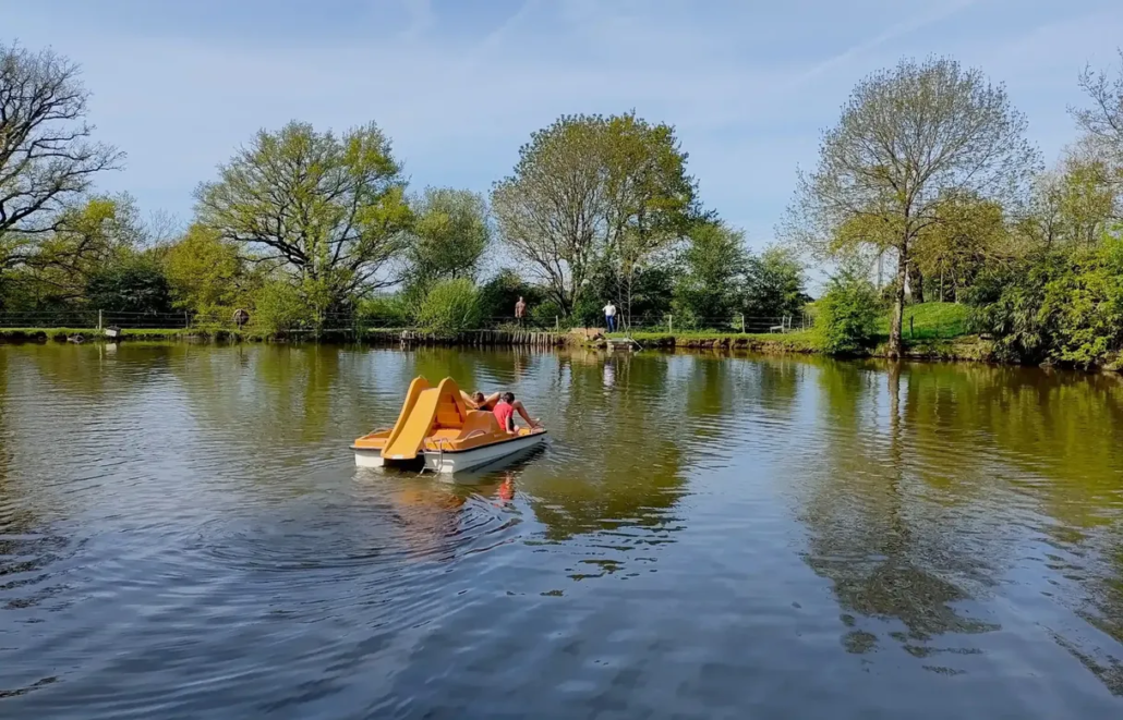 Pédalo toboggan sur étang