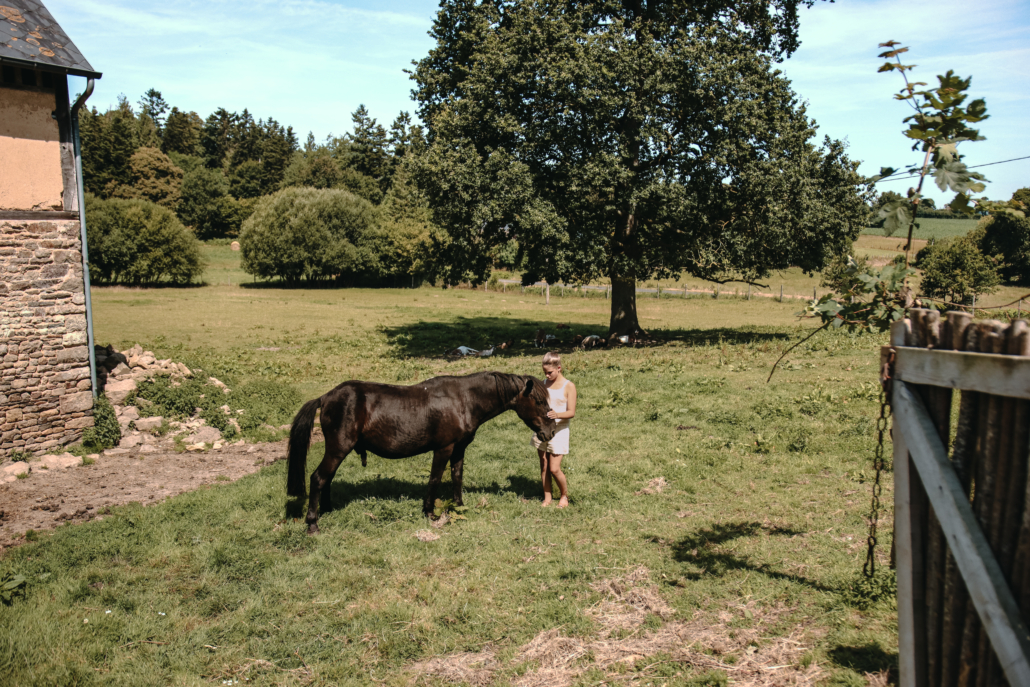 Enfant et cheval à la campagne