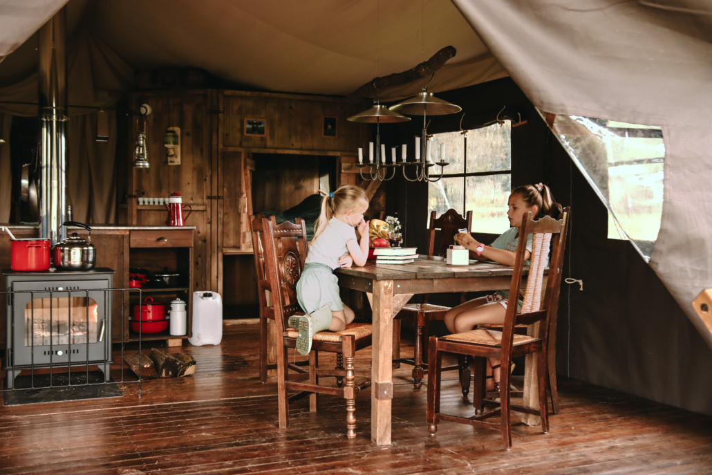 Salle à manger ecolodge Ferme de Fontenille