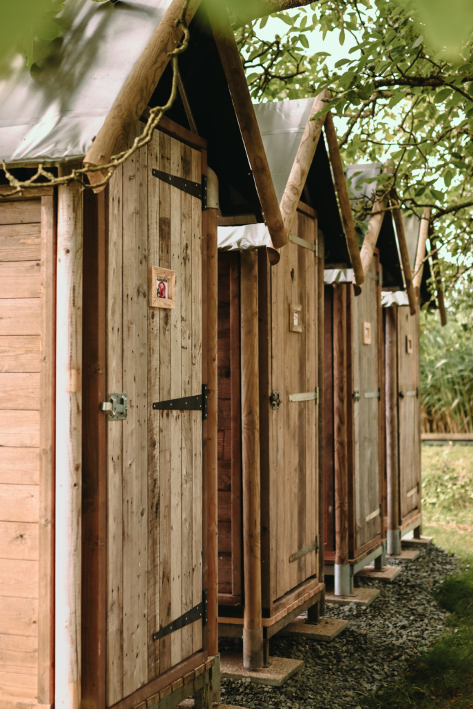 Toilettes en bois des Jardins des Coccinelles