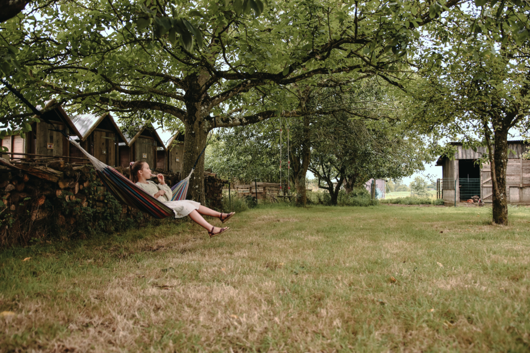 Enfant dans hamac sous les arbres