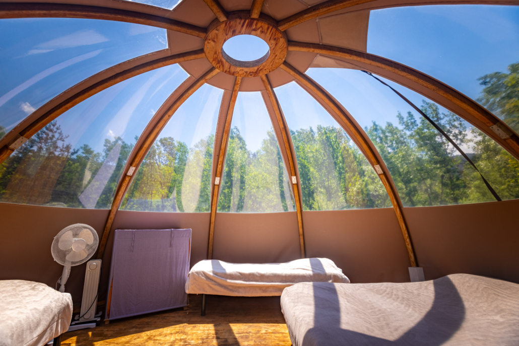 Intérieur tente bulle toit transparent