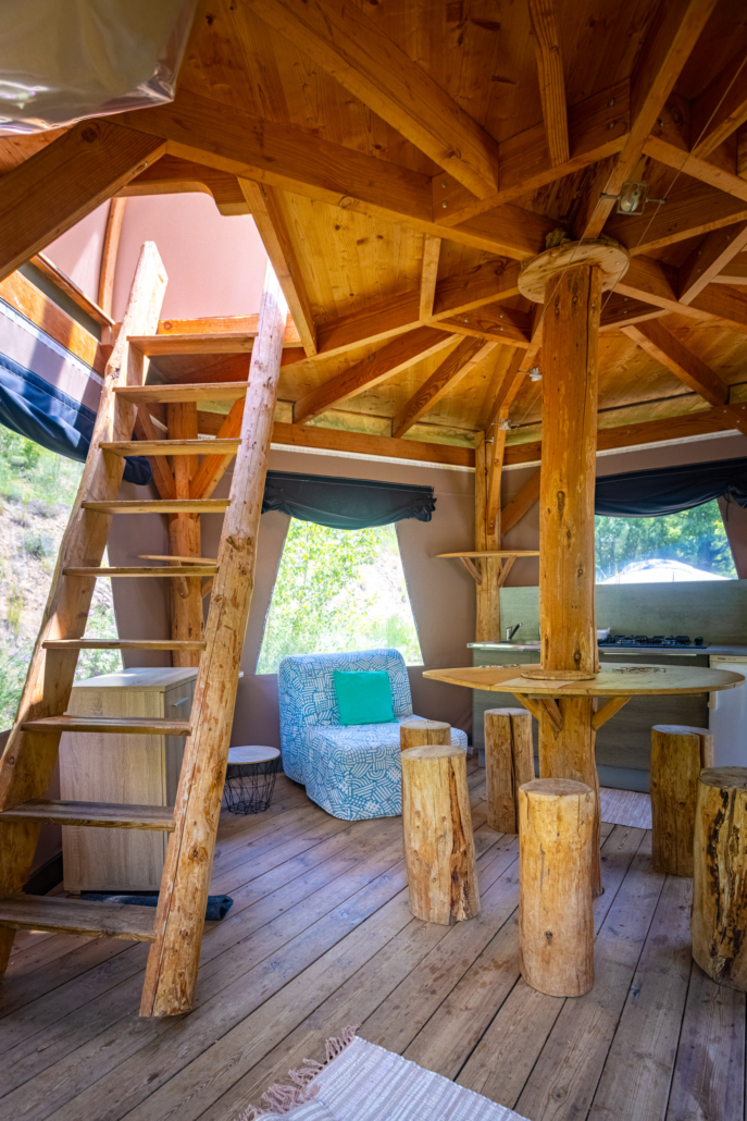 Intérieur tente bulle espace repas