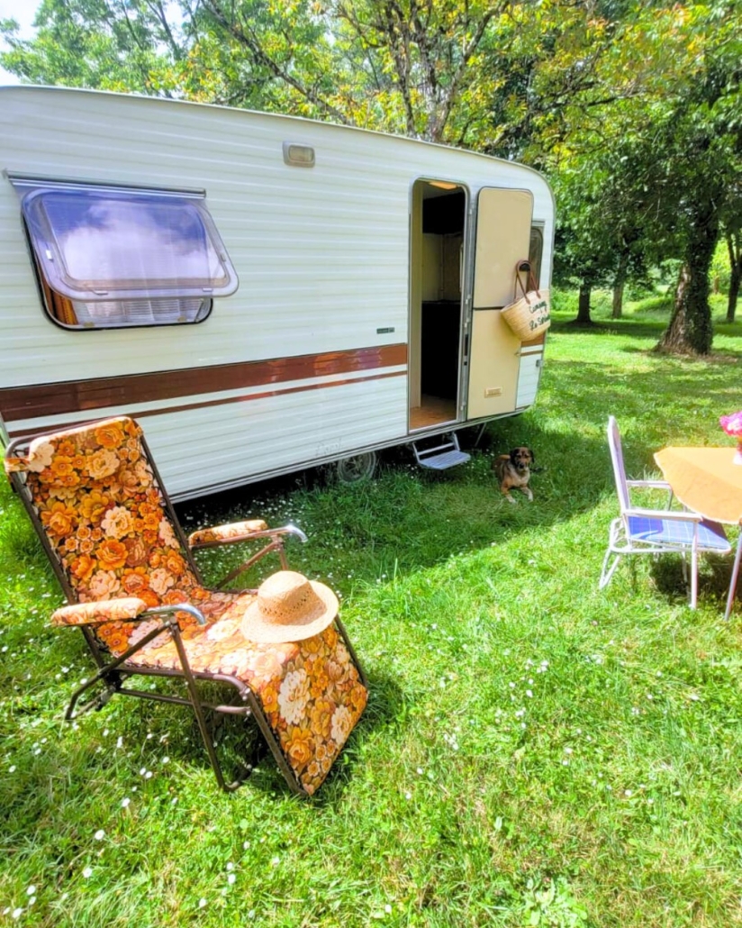 caravane vintage en pleine nature