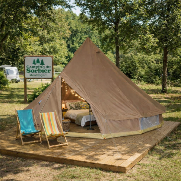 Tente lodge avec 2 transats au milieu de la nature