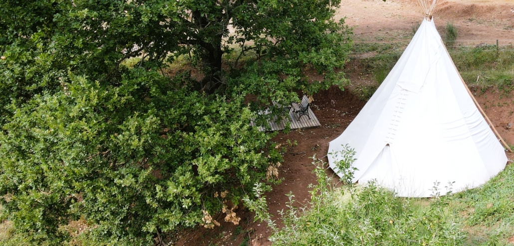 Tipi vue de dessus entouré de nature