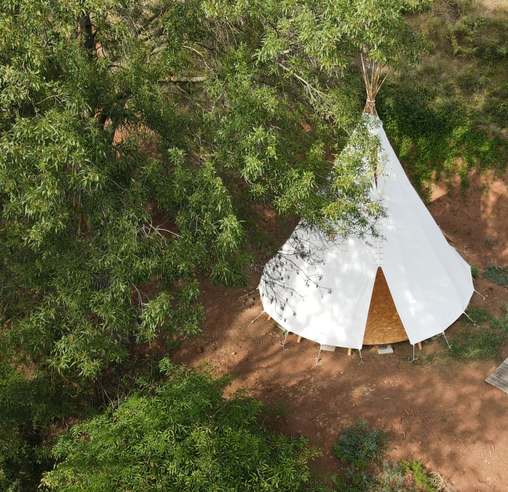 Tipi vue de dessus entouré de nature