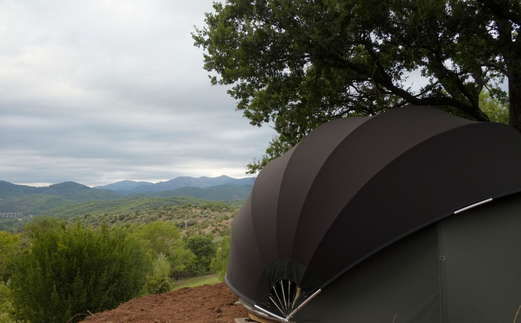 Hébergement bulle avec store en pleine nature