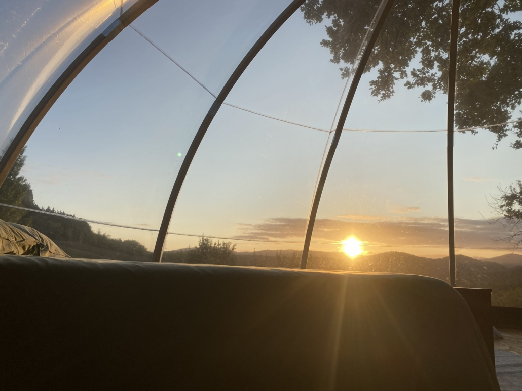 Coucher de soleil depuis hébergement bulle