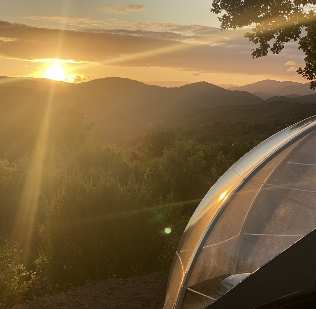 Hébergement bulle coucher de soleil sur les collines