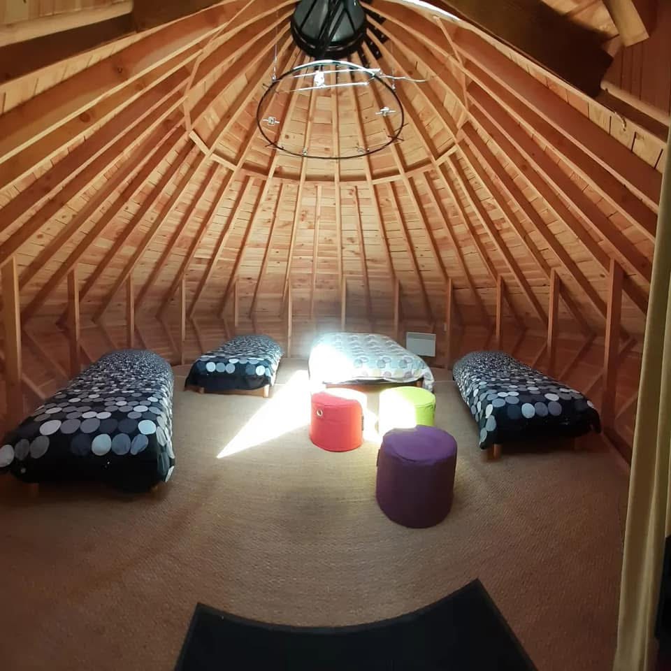 Intérieur tipi bois 4 lits Terre de Bancalié