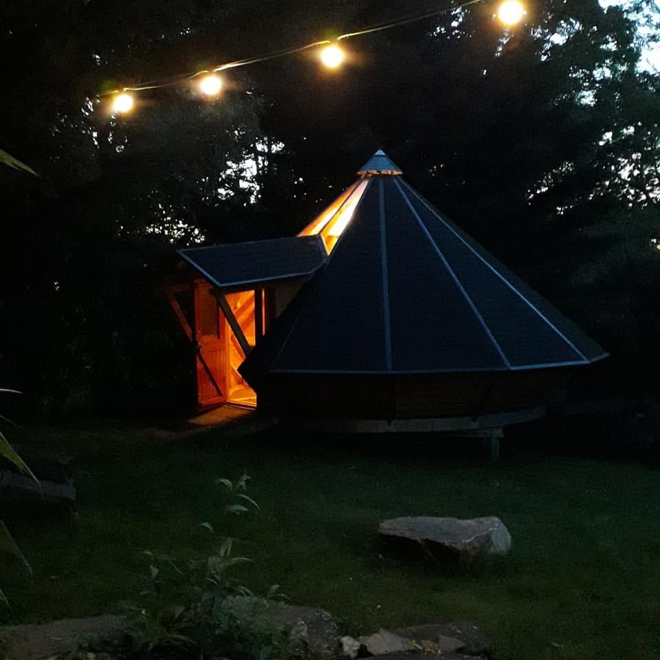 Extérieure tipi bois Terre de Bancalié de nuit