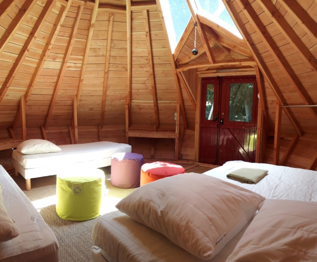 Intérieur tipi bois Terre de Bancalié