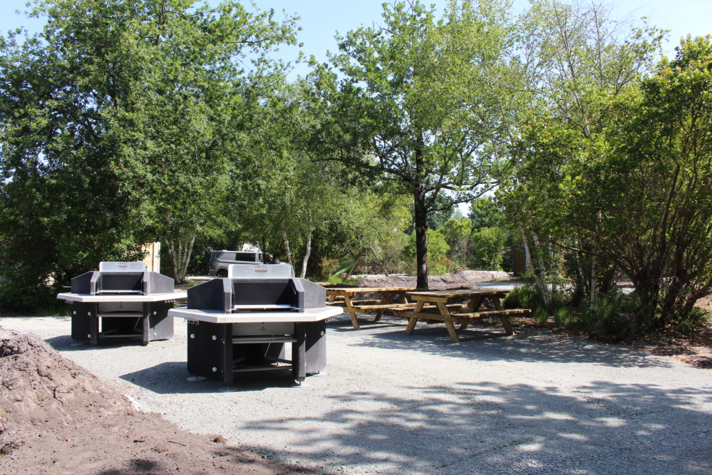 Barbecue et tables de pique nique camping carcans