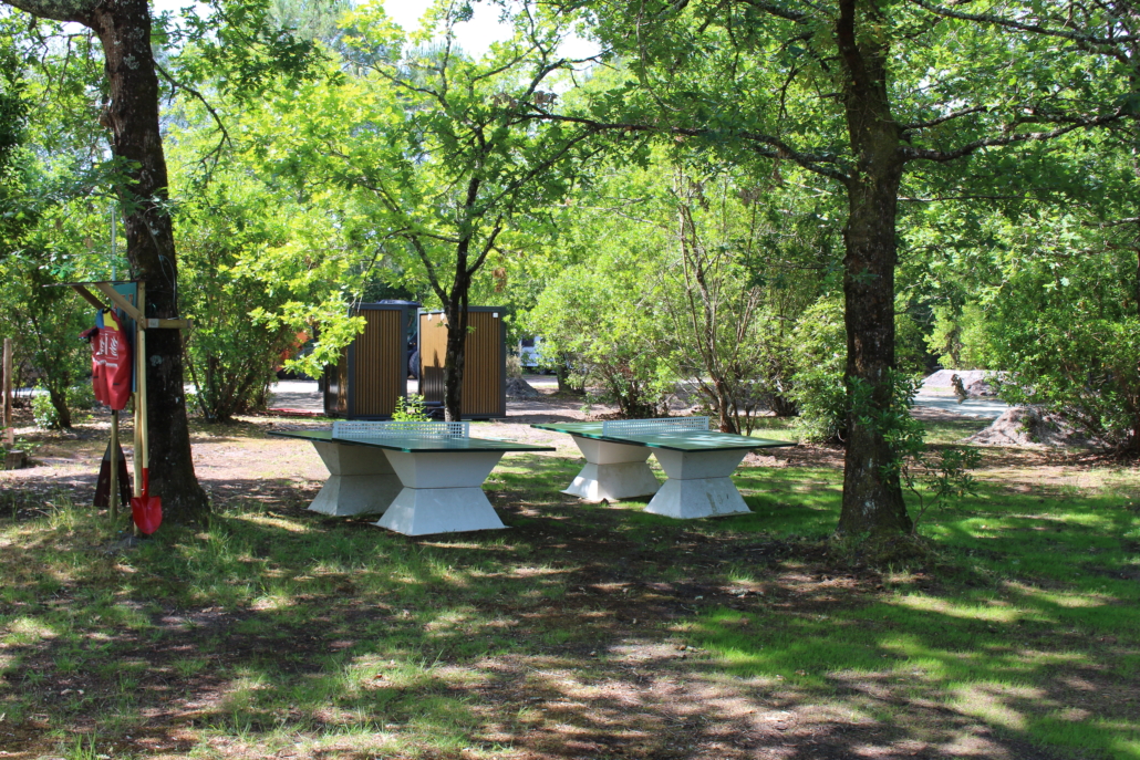 Tables de ping pong en extérieur camping